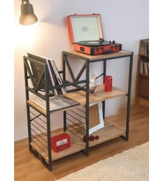 DEKORATİF PLAK STANDI METAL GÖVDELİ AHŞAP RAFLI PİLAK KÖŞESİ DRESUAR