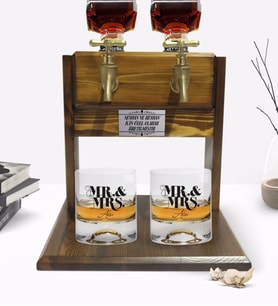 BK Gift Kişiye Özel Renkli Baskılı Erkek ve Kadın Tasarımlı İkili Viski Bardağı ve Çift Musluklu Doğal Ahşap Viski Standı-1 (Model 1)