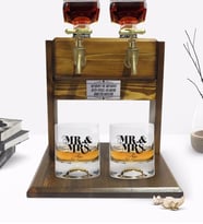 BK Gift Kişiye Özel Renkli Baskılı Erkek ve Kadın Tasarımlı İkili Viski Bardağı ve Çift Musluklu Doğal Ahşap Viski Standı-1 (Model 1)