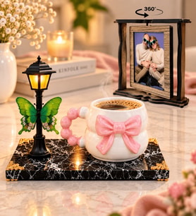 Kişiye Özel 2 Fotoğraflı Dönen Ahşap Çerçeve ve Sokak Lambalı 3D Pembe Fiyonklu Kupa Bardak