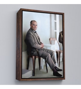 Çerçeveli Mustafa Kemal Atatürk'ün Sandalyede Oturan Tablosu (Altın)