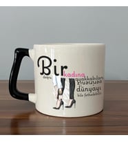 Bir Kadına Doğru Ayakkabıları Verirseniz Baskılı Kadınlar Günü Siyah Kulplu D Kupa
