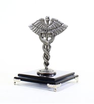 Metal Kadüse Antik Krom Kaplamalı (Caduceus) Tıp Sembolü - Doktorlar, Hemşireler, Fizik Tedavi Uzmanları, Eczacılar, Psikologlar/Psikiyatristler, Veterinerler ve Sağlık Yönetimi Uzmanları İçin Tıbbi Dekoratif Obje ve Hediye