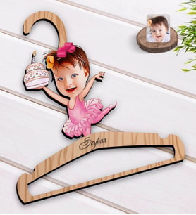 BK Gift Kişiye Özel Bebek Doğum Günü Karikatürlü Standart Boy Ahşap Elbise Askısı-3