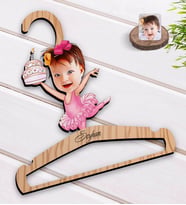 BK Gift Kişiye Özel Bebek Doğum Günü Karikatürlü Standart Boy Ahşap Elbise Askısı-3