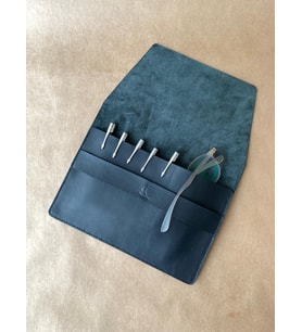 ALESTA LEATHER İsme Özel El Yapımı Hakiki Deri Jumbo Boy Kalemlik & Çok Amaçlı Çanta (Siyah)