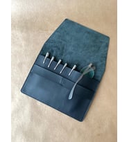 ALESTA LEATHER İsme Özel El Yapımı Hakiki Deri Jumbo Boy Kalemlik & Çok Amaçlı Çanta (Siyah)