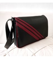 KALİTELİ SUNİ DERİ UNİSEX ASKILI OMUZ ÇANTASI EVRAK ÇANTASI POSTACI ÇANTASI 35X25X8 SİYAH BORDO