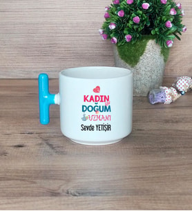Kadın Doğum Uzmanı Hediye Sepeti Kupa Bardak T Kulplu, Kalemlik ve Ahşap Telefon Standı Tıp Bayramı Hediyesi (Model 3)