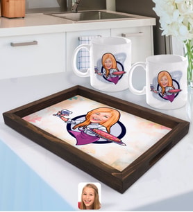 BK Gift Kişiye Özel Kadın Garson Karikatürlü Doğal Ahşap Tepsi ve 2’li Kupa Bardak Seti-1