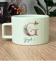 Kişiye Özel Çiçekli Kelebekli G Harfli Hediye Pastel Fincan İsimli İsim Yazılı (Yeşil)