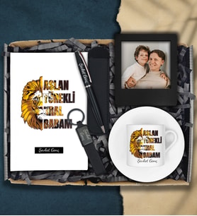 Babalar Günü Kişiye Özel Aslan Yürekli Kral Babam Tasarımlı Defter&Kahve Fincanı&Lüks Anahtarlık&Fotoğraflı Çerçeve&Deri Kılıflı Kalem Hediye Seti