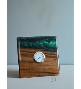 Classic Ceviz & Epoksi Masa Saati – 3,5 cm Gümüş Quartz Mekanizma – Tasarım Masaüstü Saat (15x15 cm) (Yeşil Gümüş)