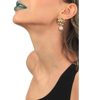 Kadın Altın Renk Lak Kaplama İnci Boncuklu Çivili Model Modern Küpe