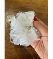 ZİRKON TAŞLI GÜPÜR ÇİÇEKLİ KADIN BROŞ GİYİM YAKA SAÇ AKSESUARI 9X3 CM (Beyaz)