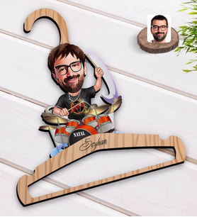 BK Gift Kişiye Özel Erkek Baterist Karikatürlü Standart Boy Ahşap Elbise Askısı-1