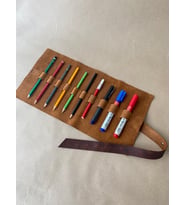 ALESTA LEATHER İsme Özel El Yapımı Hakiki Deri Rulo Kalemlik / Rulo Fırçalık (Koyu Taba)