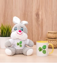 Kişiye Özel Erkeğe Hediye Yaprak Tasarım İsimli Peluş Tavşan ve Sarı Kupa