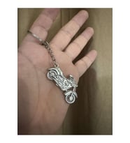 Motorsiklet Gümüş Metal Tekerleri Hareket Eden Anahtarlık (Çok Renkli)