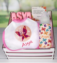 eJOYA Ahşap Sandıkta Kişiye Özel Önlük Biberon Ve Taş İsimlik Bebek Hediye Seti 109559 (Pembe)