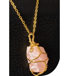 Sertifikalı Gold Tel Sargılı Ham Pembe Kuvars Taşı Kolye (Çok Renkli)