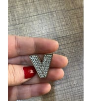 3X2 CM TAŞLI DELİKLİ V HARFİ KOLYE UCU TAKI AKSESUARI