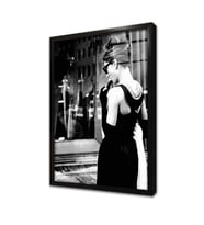 Siyah Beyaz Audrey Hepburn Çerçeveli Cam Tablo