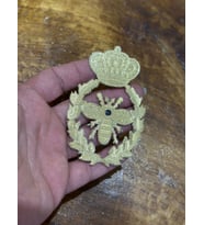 9X6 CM ÜTÜ İLE YAPIŞAN ALTIN VARAKLI TAÇ VE ARI ARMA DİKİŞ APLİKE