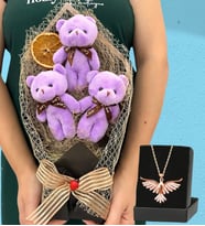Büyük Boy 3'lü Peluş Ayıcık Buketi ve Zümrüdü Anka Kuşu Kolyesi (Model 2)