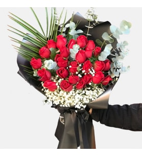 Bukette 21 Kırmızı Gül ve Fenix Bitkisi