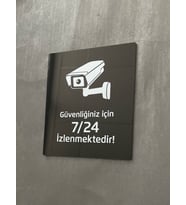 Siyah Parlak Pleksi 7\24 Kamera ile İzlenmektedir Uyarı Levhası