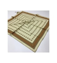 Geometrik Desen Gold Seri Twill Eşarp Eşarp Askısı ile Birlikte 90x90 cm Krem Ka