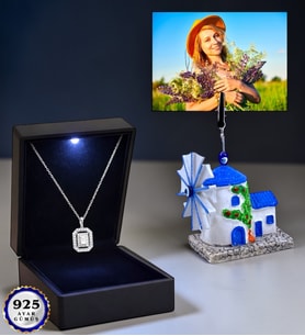 Size Özel Fotoğraflı Led Işıklı Kutusunda 925 Ayar Gümüş Baget Taşlı Kolye (Değirmenli)