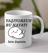 Komik - Esprili Kupaa YAŞIYORSUN BU HAYATI Tasarımlı İsim Soyisim Yazılı Kişiye Özel Kupaa Bardakk