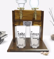 BK Gift Kişiye Özel Renkli Baskılı Rakı İçme Dedi Kadın Tasarımlı İkili Rakı Bardağı ve Çift Musluklu Doğal Ahşap Rakı Standı-1 (Model 1)