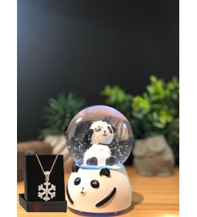 Panda Temalı Işıklı Müzikli Kar Küresi ORTA Boy  ve  Kar Tanesi Kolye