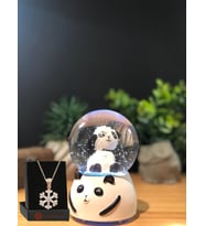 Panda Temalı Işıklı Müzikli Kar Küresi ORTA Boy  ve  Kar Tanesi Kolye