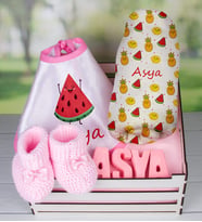 eJOYA Ahşap Sandıkta Kişiye Özel Önlük Battaniye Taş İsimlik Ve Patik Bebek Hediye Seti 109737 (Pembe)