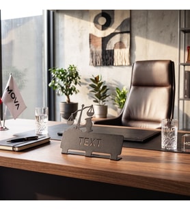 Kişiye Özel Adalet Terazisi Temalı Metal Masa İsimliği Avukat Hâkim Hukuk Ofis Hediyesi