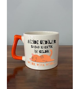 Bizide Üzdüler Sabah Kalktık İşe Geldik Baskılı Turuncu Kulplu D Kupa (Beyaz)