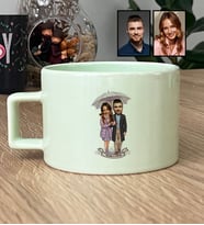 Kişiye Özel Karikatürlü Yürüş Yapan Romantik Sevgililer Lüks Pastel Fincan Sevgililer Günü Hediyesi