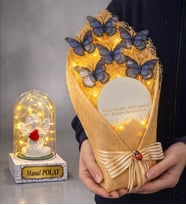 Kişiye Özel Işıklı Fanus ve Aynalı Led Işıklı Mavi Kelebek Buketi – Romantik Hediye Seti (Model 3)