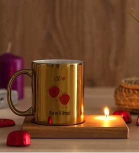 Kişiye Özel Sevimli Çilekler Ahşap Altlıklı Mumlu Gold Kupa