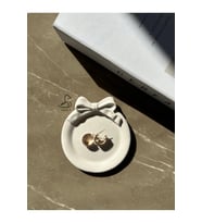 Kurdele Görünümlü Dekoratif Takı Tabağı 6x6 Cm (Beyaz)