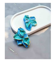 Myth Atelier Aqua Bloom Altın Detaylı Mavi Tasarım Küpe - Şık ve Özgün (Mavi-Turkuaz)