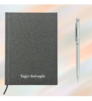 HEDİYESİBİZDEN KİŞİYE ÖZEL İSİM BASKILI SÜNGER KAPAKLI ÇİZGİLİ DEFTER (Siyah Simli)