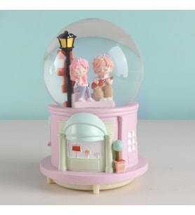 Lamba Altında Romantik Aşıklar Püskürtmeli Işıklı Müzikli Kar Küresi (Pembe)