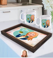 BK Gift Kişiye Özel Kadın Sınıf Öğretmeni Karikatürlü Doğal Ahşap Tepsi ve 2’li Kupa Bardak Seti-1