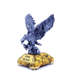 Kişiye Özel Tasarım Kaideli Kartal Heykeli, İsimli Tasarım Gold Mermer Temalı Kaide