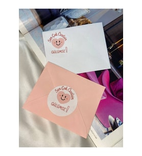Pembe Kalpli Gülen Emoji Etiketi Sen Çok Özelsin Renkli Yuvarlak Mat Sticker 4 Cm (40 Adet)